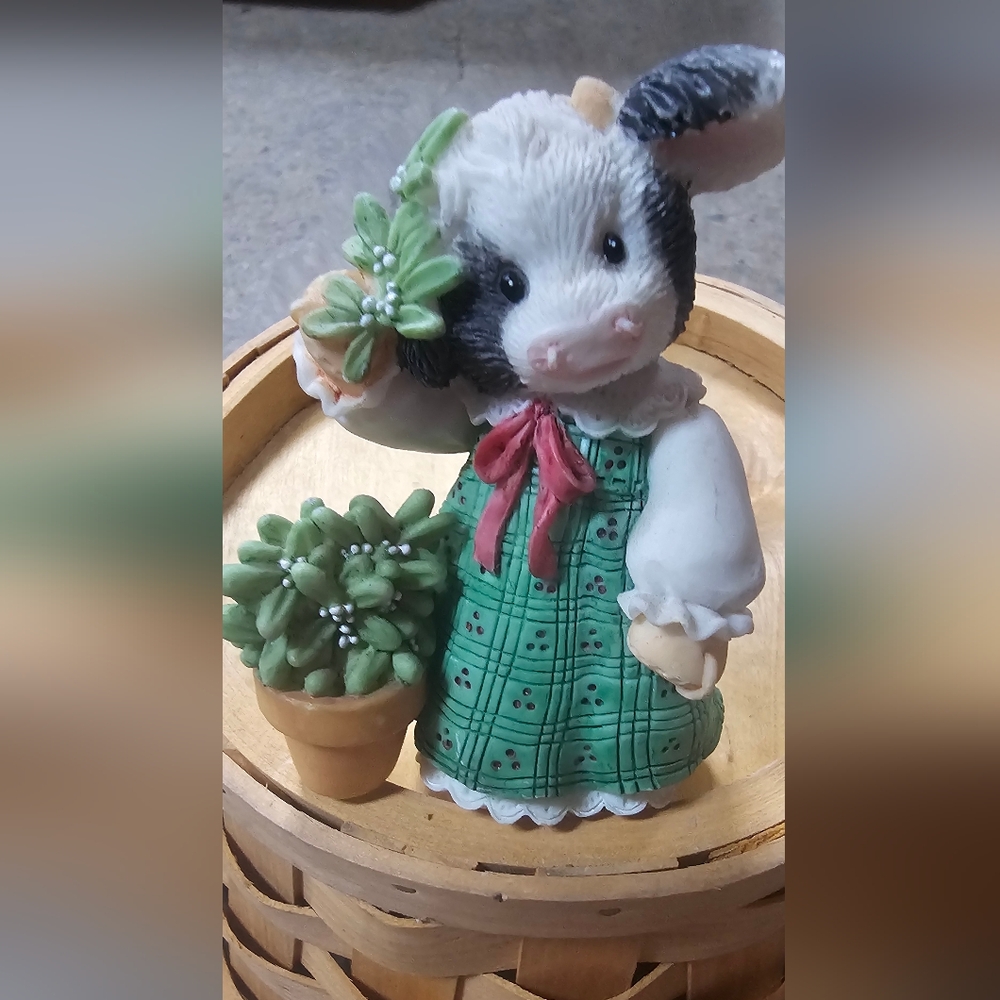 Vintage 1996 Mary's Moo Moo December "Kiss Moo" Figurine